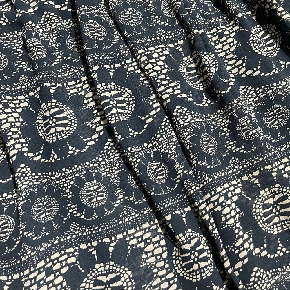 Women’s Gap Skirt Dark Blue and Cream Flower Lace Print Lined Pleated Size 1